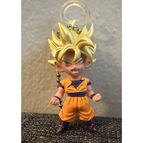 Dragon Ball Z Super Saiyan Goku Figure Keychain UDM Burst 6 Gashapon Capsule - Picture 1 of 2